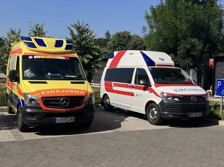 ERGO-Ambulance és Albus Ambulance mentőautói egymás mellett