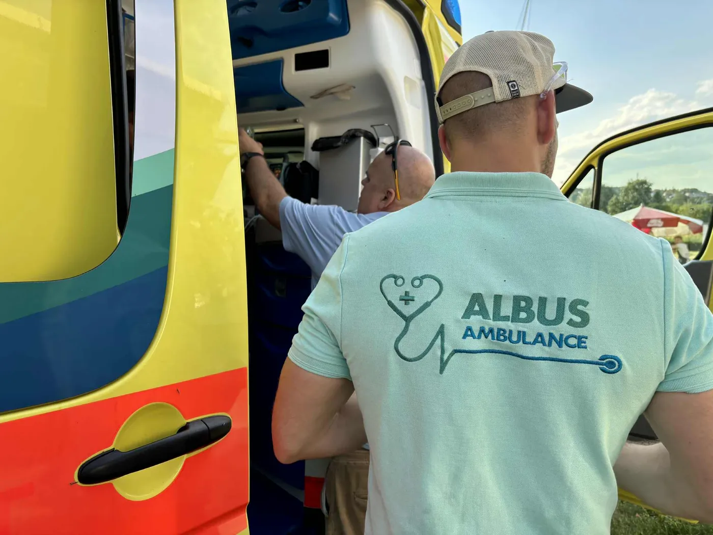 Albus Ambulance szakembere mentőautóban fesztivál egészségügyi biztosítás közben
