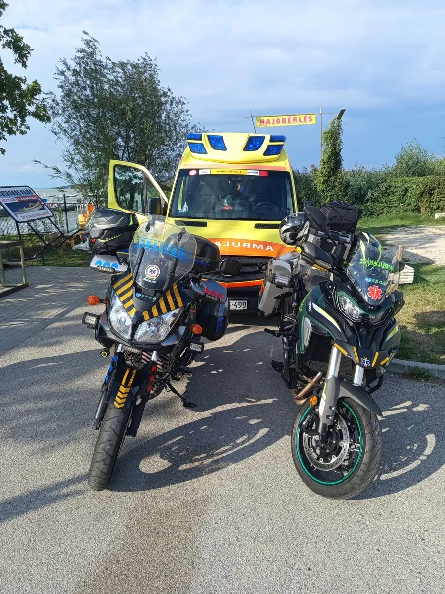 Két mentőmotor és egy mentőautó, gyorsbeavatkozó egység rendezvénybiztosításon