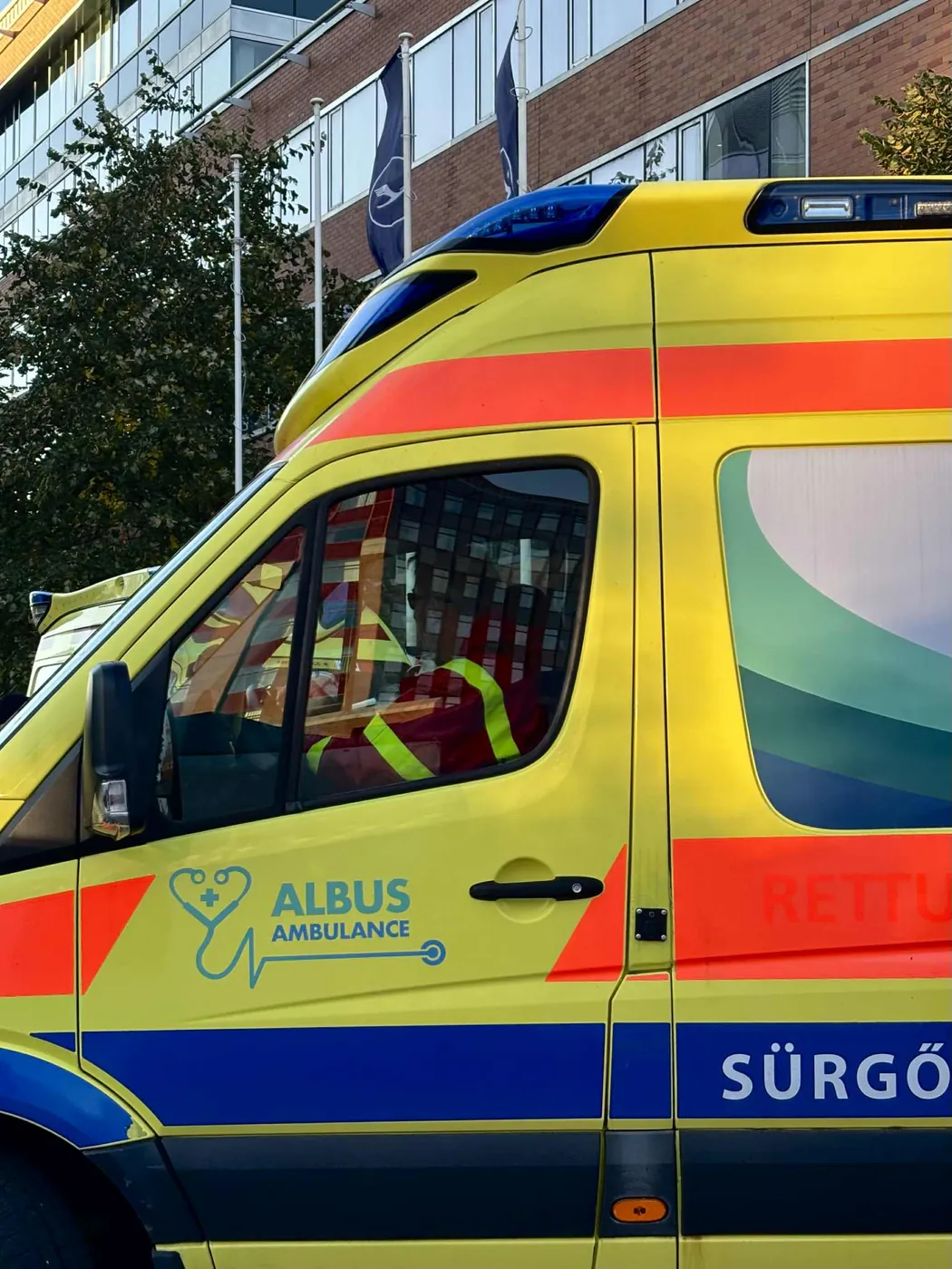 Albus Ambulance mentőautó oldala a cég logójával, sürgősségi betegellátás felirattal